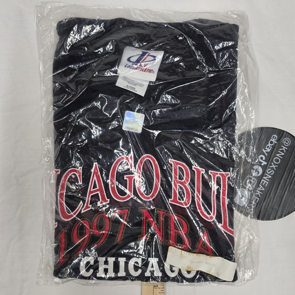 Vintage 1997 Chicago Bulls NBA Champions Logo Athletic Deadstock T Shirt Size XL - Picture 1 of 4